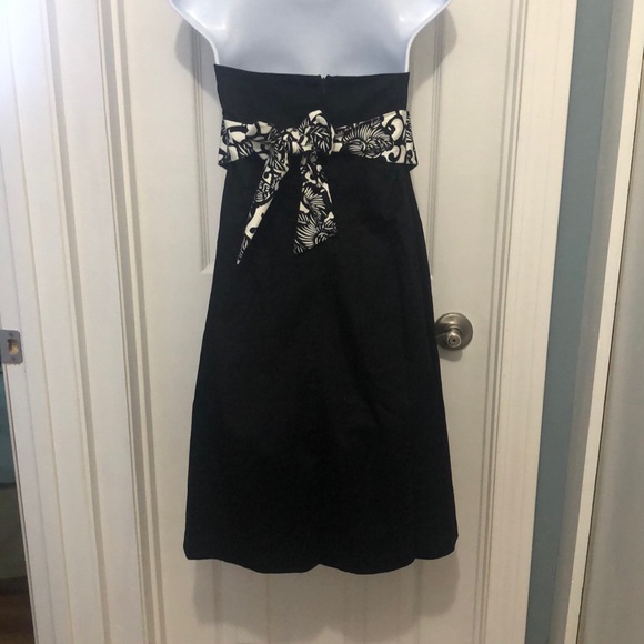 Ruth Black dress with white and black flower belt - Picture 4 of 5